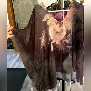 Flowy blouse with warm neutral colors. This blouse has only been worn twice.